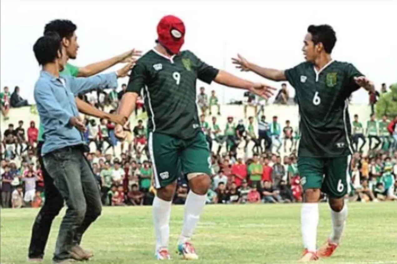 Momen Christian Carrasco usai mencetak gol bersama Persebaya. - Image