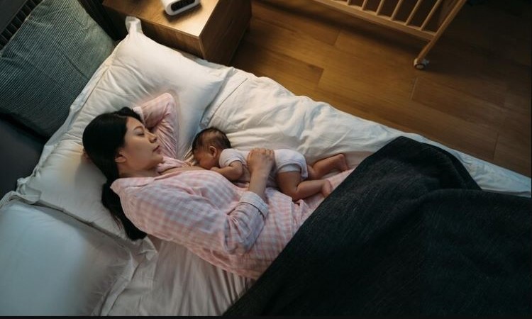 Anak-anak tidur bersama orang tua. - Image