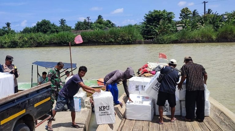 Ketua KPU Kabupaten Bekasi, pastikan distribusi logistik Pemilu 2024 selesai. / sumber : Radar Bekasi - Image
