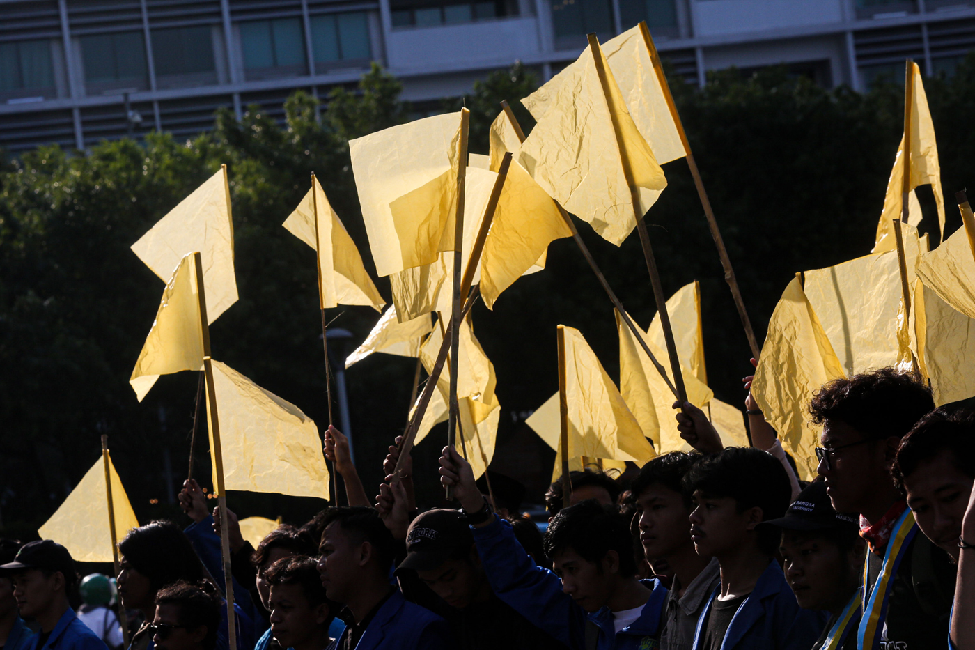 Mahasiswa dari elemen Pergerakan Mahasiswa Islam Indonesia (PMII) berunjuk rasa Melawan Tirani Pemer