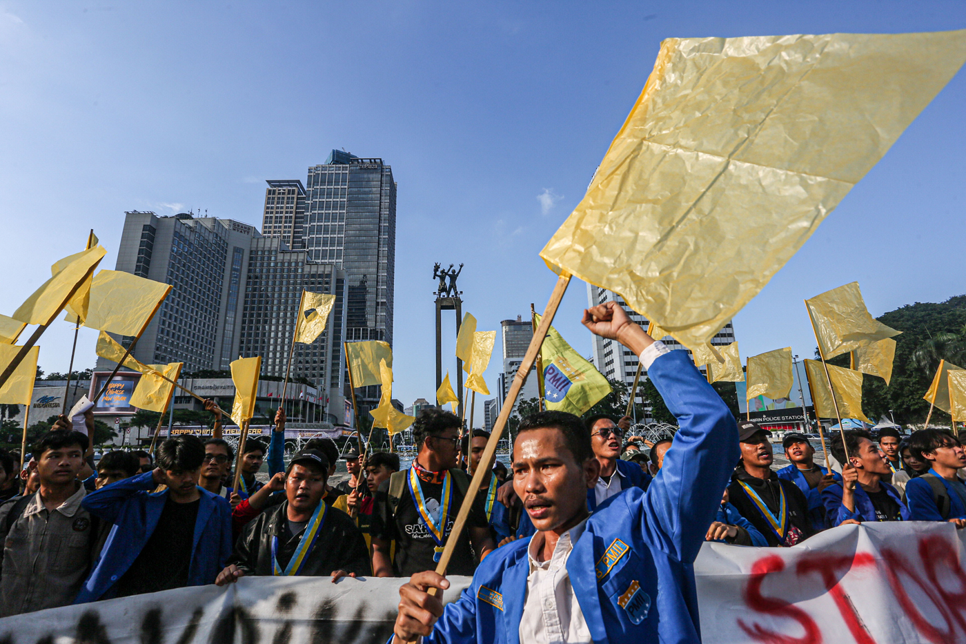 Mahasiswa dari elemen Pergerakan Mahasiswa Islam Indonesia (PMII) berunjuk rasa Melawan Tirani Pemer