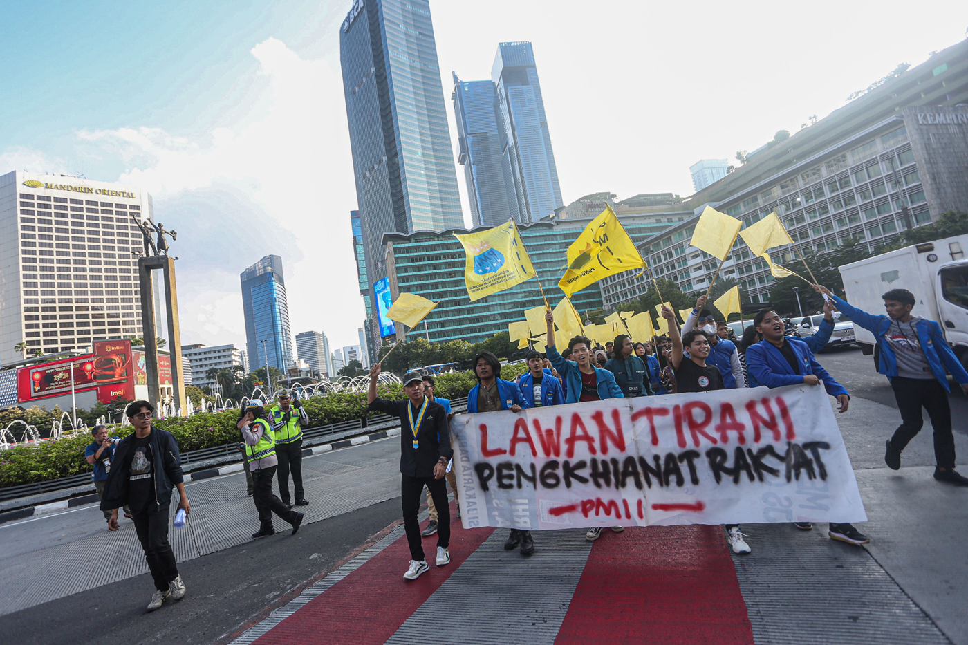 Mahasiswa dari elemen Pergerakan Mahasiswa Islam Indonesia (PMII) berunjuk rasa Melawan Tirani Pemer