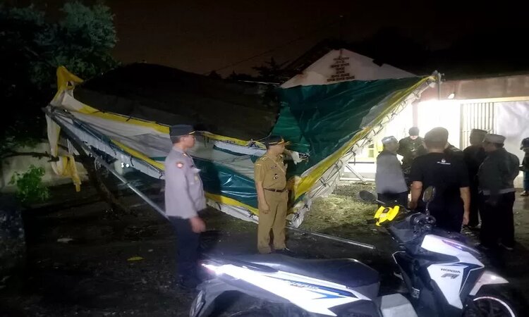 Sebuah tenda TPS di desa Wuluh Kesamben Jombang ambruk usai diterjang angin kencang (Anggi Fridianto) - Image