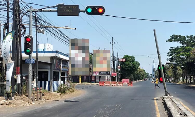 Kondisi traffic light di Blandongan, Kecamatan Bugul Kidul yang menyala tak beraturan (sumber: Fuad Alyzen/Radar Bromo) - Image