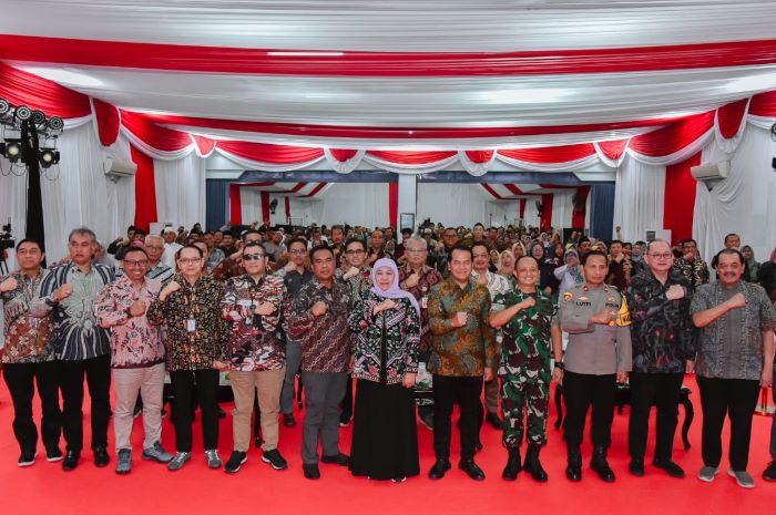Gubernur Jawa Timur Khofifah Indar Parawansa resmikan bantuan PLTS Atap untuk kantor pemerintah, pondok pesantren, dan UMKM di Probolinggo pada Minggu (11/2) malam. - Image
