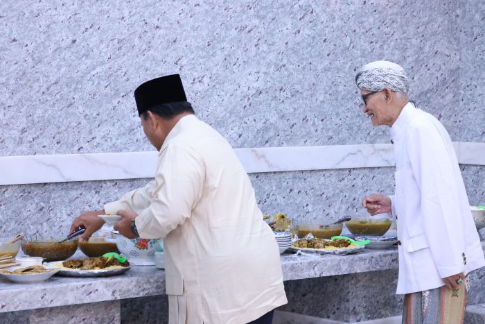 Sehari menjelang pemilihan presiden, Prabowo Subianto sowan dan mendapatkan doa khusus dari Rais Aam PBNU KH Miftachul Ahyar. - Image