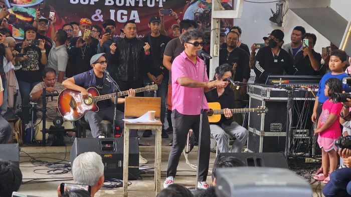 Calon presiden (capres) nomor urut 3, Ganjar Pranowo menikmati hari tenang dengan menonton konser Slank di Taman Budaya Raden Saleh, Semarang, Jawa Tengah, Selasa (13/2). (Istimewa) - Image