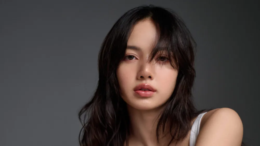 Lisa BLACKPINK akan bergabung dengan serial The White Lotus season 3./Variety - Image