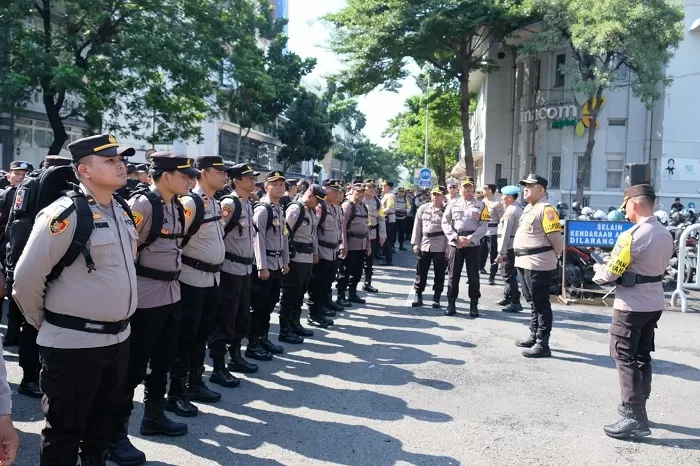 SIAP SIAGA: Ratusan personel kepolisian mengikuti apel sebelum melakukan pergeseran pasukan untuk pengamanan TPS, di depan Polrestabes Surabaya, Senin (12/2). (SURYANTO/RADAR SURABAYA) - Image