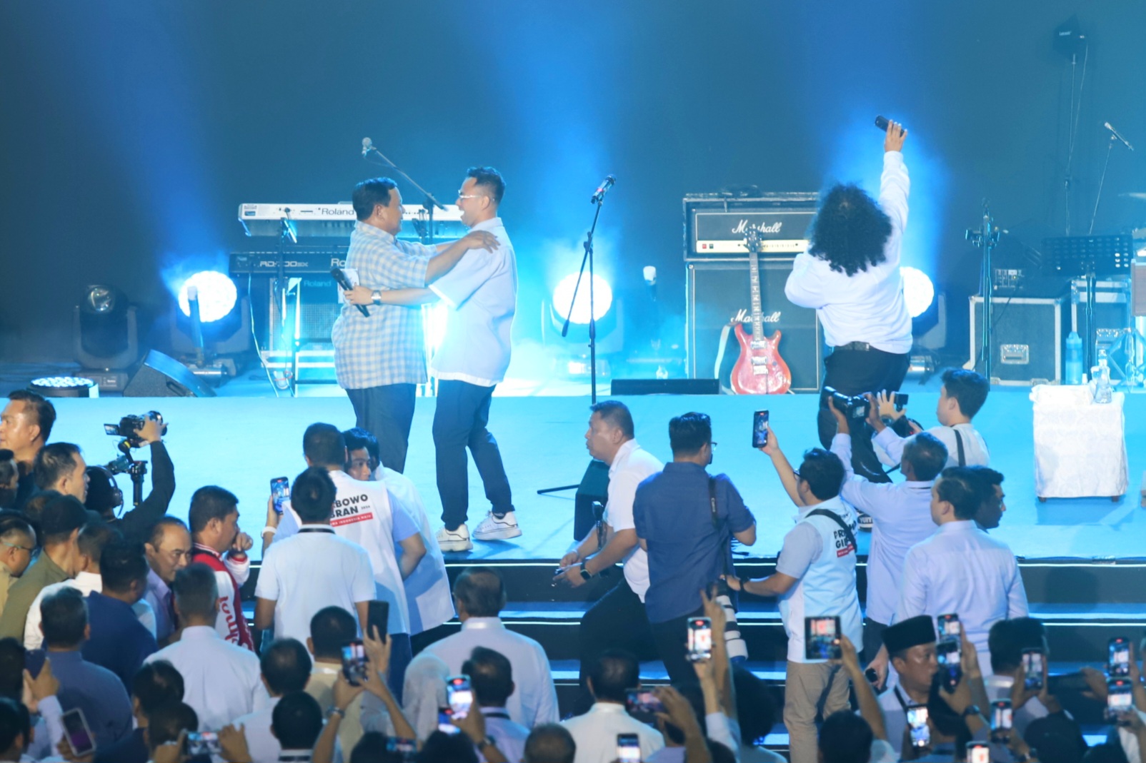 Capres nomer urut 2 Prabowo Subianto dan Cawapres Gibran Rakabuming Raka memberikan sambutan kepada para pendukung di Istora Senayan, Jakarta, Rabu (14/2/2024). - Image