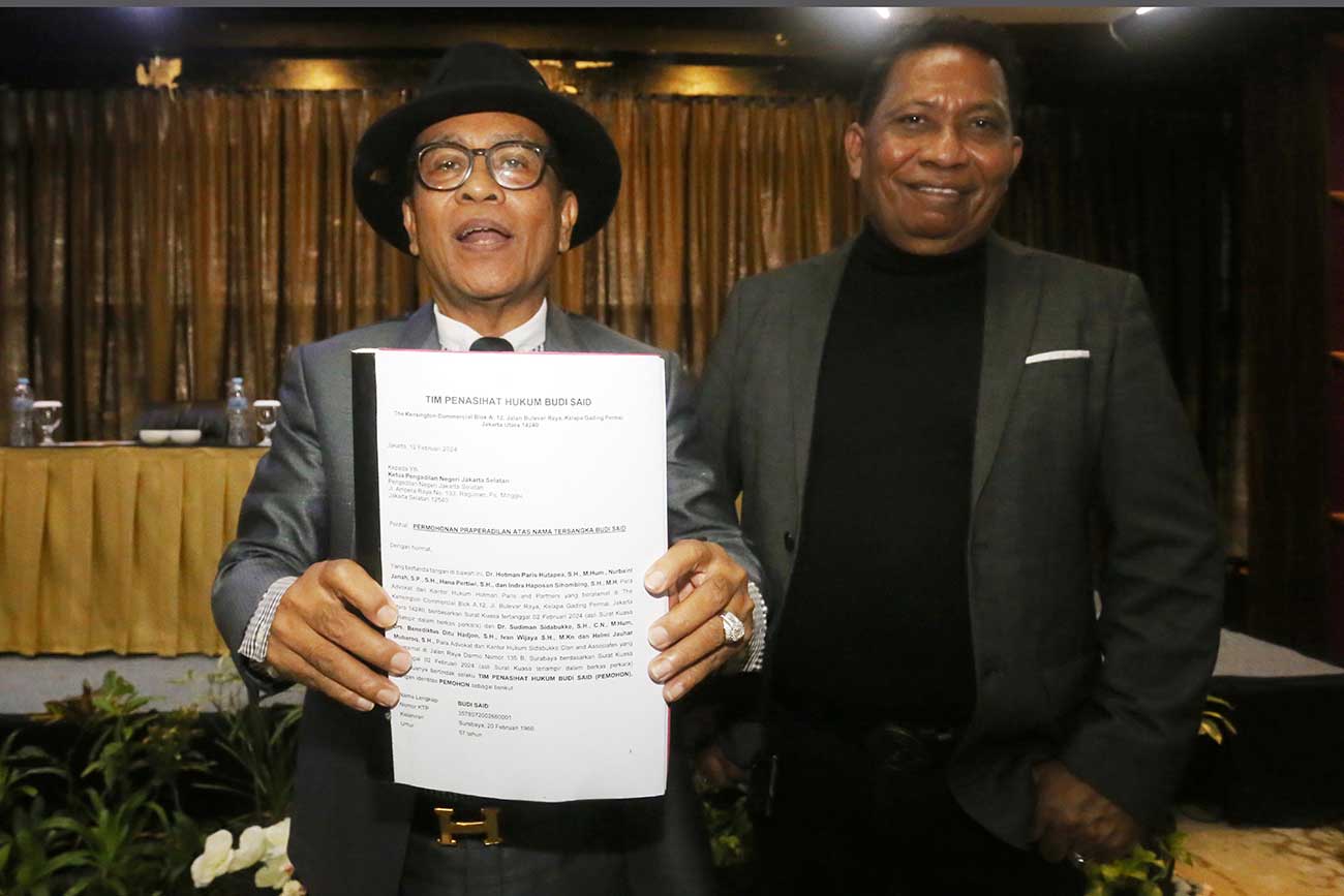 LANGKAH HUKUM: Penasihat hukum Budi Said, Sudirman Sidabukke (kiri) dan Ben D. Hadjon, menunjukkan surat permohonan praperadilan kemarin. - Image