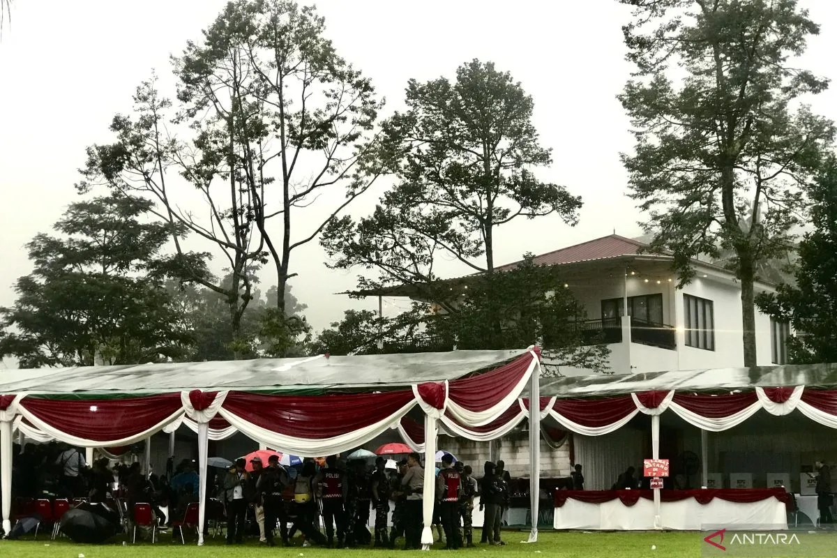 Calon Presiden Nomor Urut 02 Prabowo Subianto dijadwalkan menggunakan hak pilihnya di TPS 033 Bojong Koneng. (Sumber foto : ANTARA/Genta Tenri Mawangi). - Image