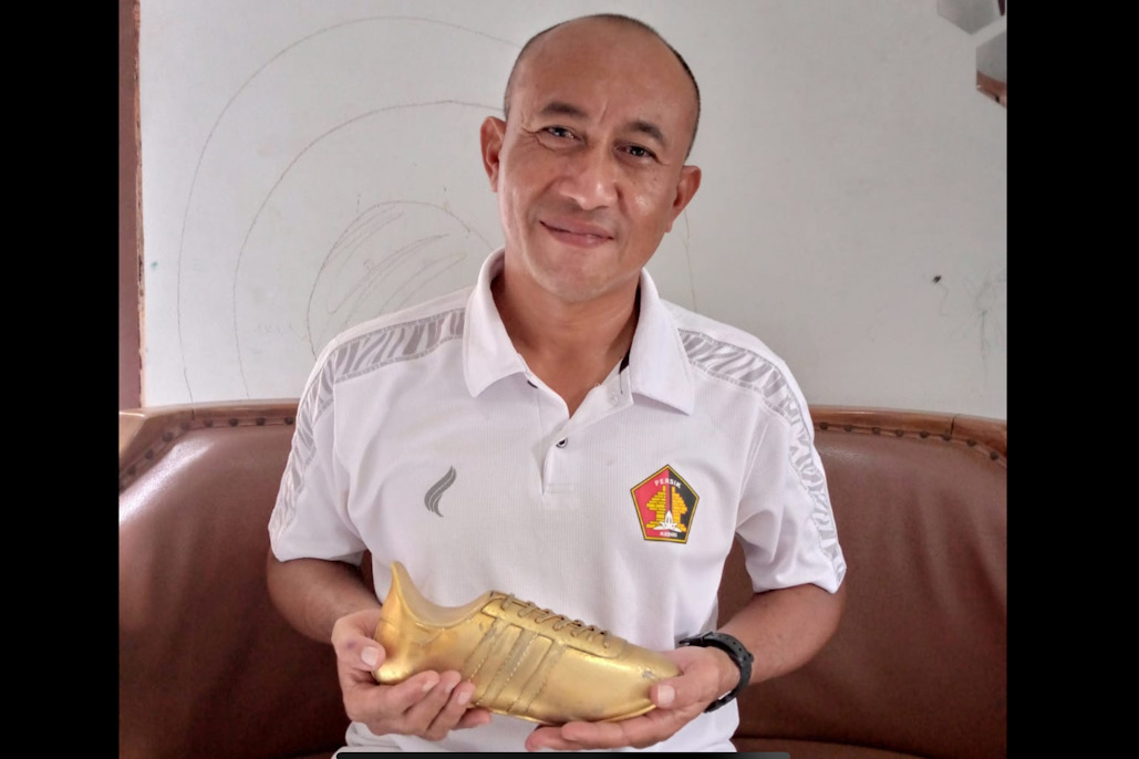 Agus Winarno dengan sepatu emas yang didapatnya saat menjadi top skor era perserikatan. - Image