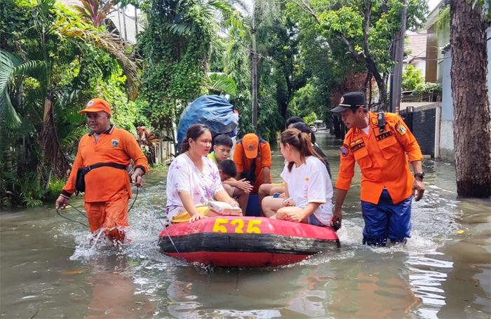 BPBD DKI Jakarta antar warga Jalan Rudal Raya Kelurahan Joglo, Jakarta Barat yang rumahnya tergenang banjir ke TPS menggunakan perahu karet. - Image