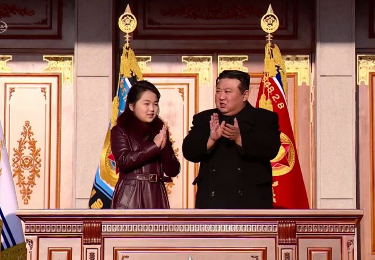 Kim Jong Un dan putrinya, Ju Ae, mengunjungi kementerian pertahanan, untuk menandai ulang tahun ke-76 berdirinya Tentara Rakyat Korea Utara. - Image