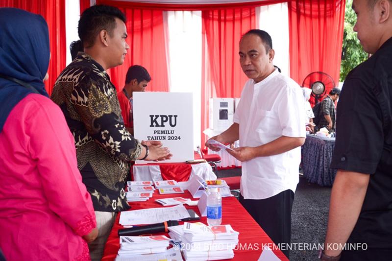 Menkominfo Budi Arie Setiadi saat memilih di Tempat Pemungutan Suara (TPS) 001 di Kompleks Widya Chandra Senayan Jakarta Selatan, Rabu (14/2). (Istimewa). - Image