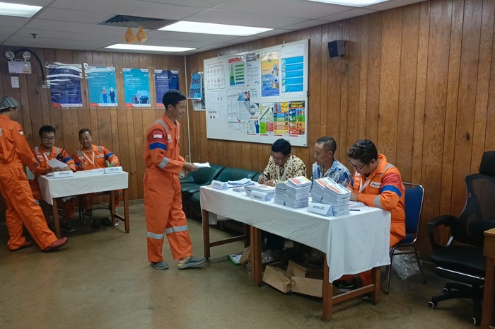 Para WNI pekerja PHE, baik di offshore maupun mancanegara, menyalurkan hak suara di wilayah kerja mereka berada, Rabu (14/2). - Image