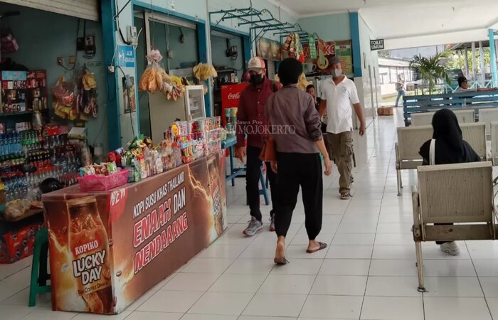 Lalu lalang pengunjung Terminal Kertajaya Kota Mojokerto kian ramai semenjak adanya bus Trans Jatim, Selasa (13/2). (dok Mia Chalimatus Syaidah for JPRM) - Image