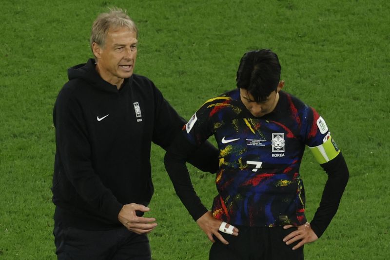 Pelatih timnas Korea Selatan Jurgen Klinsmann berbicara dengan Son Heung-min setelah timnya kalah dari Yordania di semifinal Piala Asia Qatar 2023 di Stadion Ahmad Bin Ali. - Image