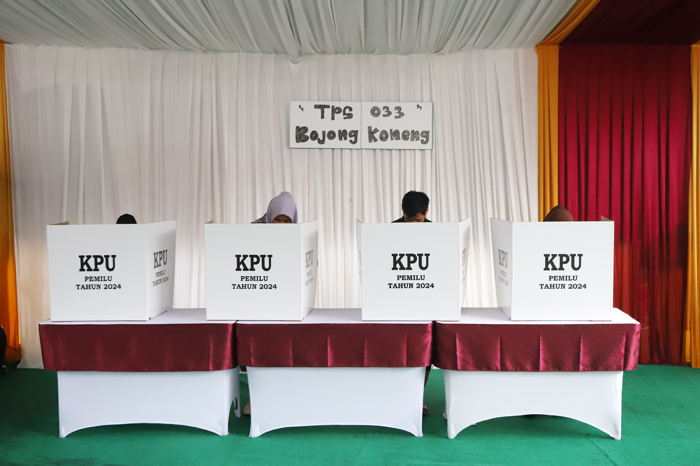Warga menunjukkan menggunakan hak pilihnya di TPS 033, Kampung Curug, Desa Bojong Koneng, Babakan Madang, Bogor, Jawa Barat, Rabu (14/2/2024). - Image