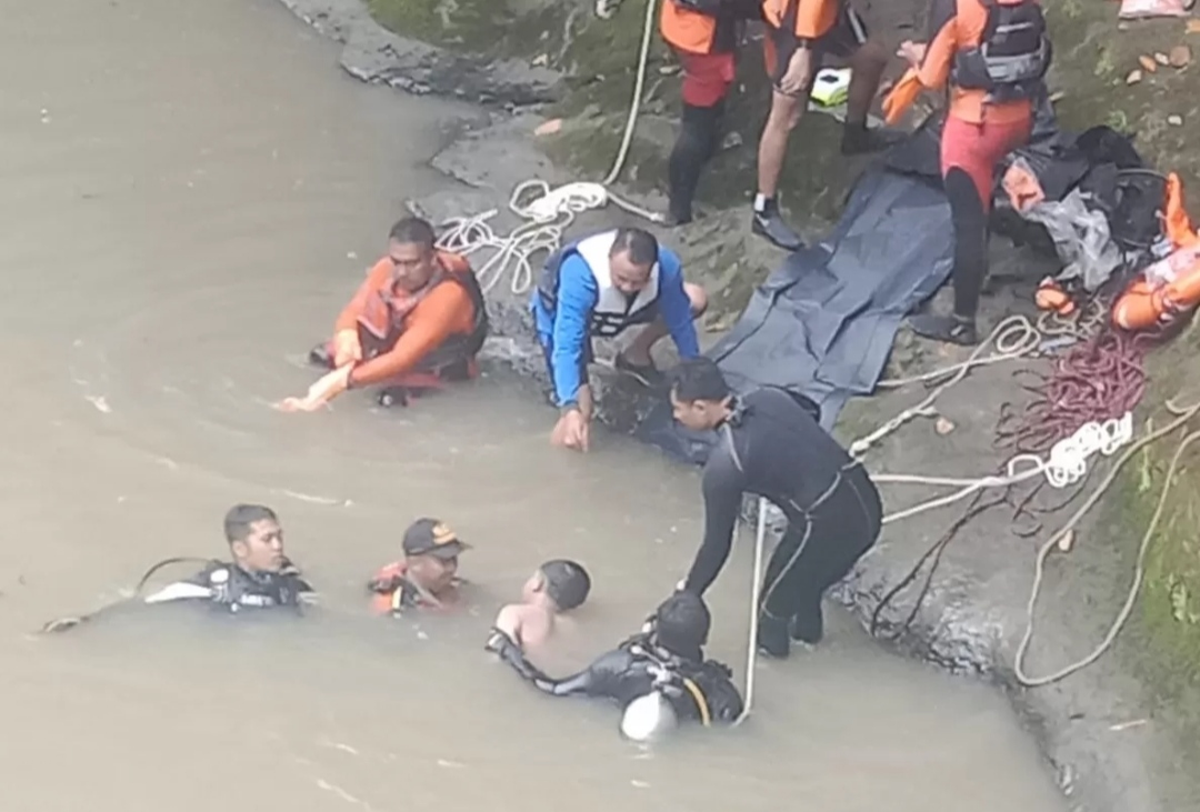 Potret evakuasi korban tenggelam di Dam Sungai Tukad Yeh Panaan. / sumber : Jembrana Express - Image