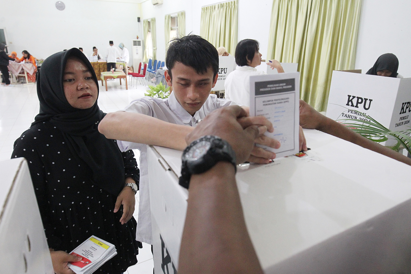 Pemilih tunanetra dibantu pendamping melakukan pencoblosan surat suara pada pelaksanaan pemilu 2024 di TPS 014 Panti Sosial Netra dan Tuna Rungu Cahaya Batin, Jakarta, Rabu (14/2/2024). - Image