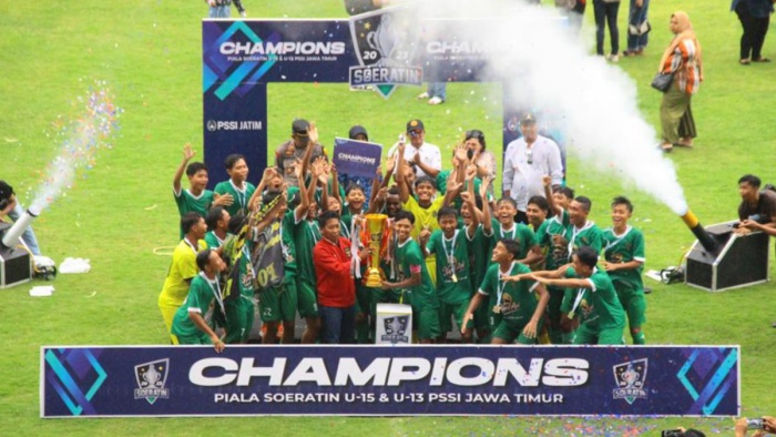GENERASI BARU: Penggawa Persebaya U-15 mengangkat trofi Piala Soeratin U-15 zona Jawa Timur di Stadion Jember Sport Garden. (Persebaya Surabaya) - Image