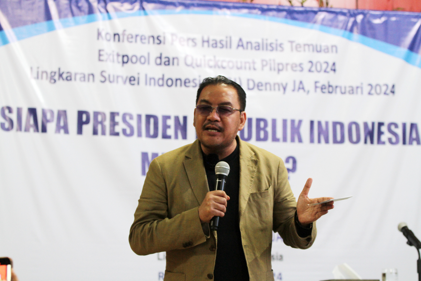 Denny Januar Ali selaku Pendiri Lingkaran Survei Indonesia (LSI) Denny JA  saat konferensi pers hasi