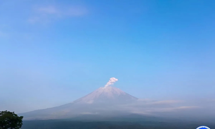 Gunung Semeru erupsi yang terpantau dari pos pengamatan gunung api di Gunung Sawur, Kabupaten Lumajang, Jawa Timur, Kamis (15/2/2024). (sumber: ANTARA/HO-PVMBG) - Image