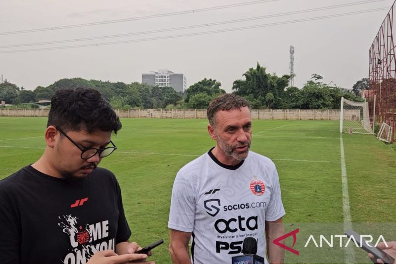 Pelatih Persija Jakarta Thomas Doll (kanan) menjawab pertanyaan pewarta sesuai memimpin timnya memainkan laga ujicoba melawan Persikota Tangerang di Lapangan Nirwana Park, Depok, Jawa Barat. - Image