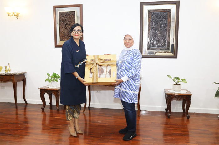 Menaker Ida Fauziyah saat menemui Duta Besar untuk Laos, Grata Endah Werdaningtyas di Laos, Kamis (15/2) malam. - Image