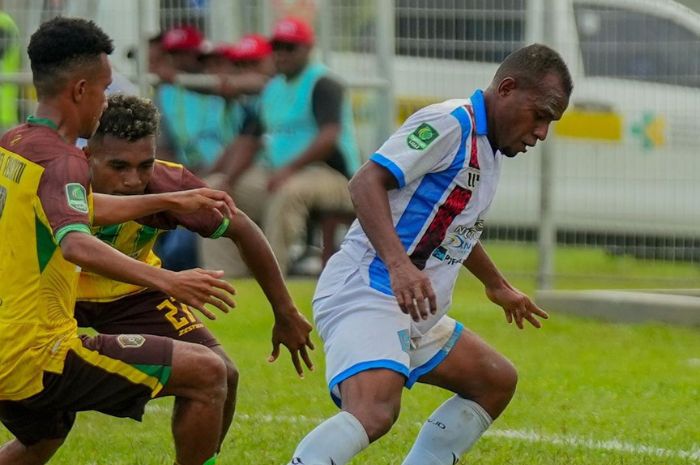 JAGA KESEHATAN: Mantan kapten Persebaya Surabaya dan pemain PSBS Biak, Ruben Sanadi (kanan), terus dipantau kondisi kesehatannya jelang laga semifinal Liga 2 Indonesia. (PSBS Biak) - Image
