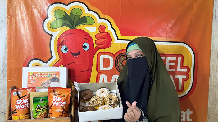 Cut Nuraini dengan produk camilan sehatnya - Image