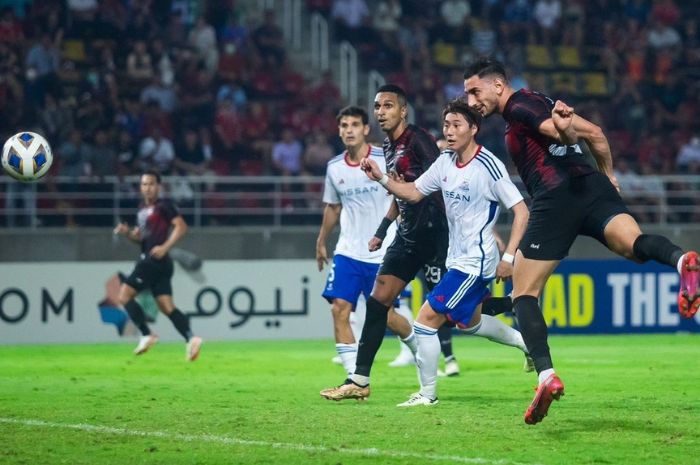 MONCER: Mahmoud Eid (kanan) berhasil menceploskan bola ke gawang Yokohama F. Marinos dan membawa Bangkok United melaju ke 16 besar Liga Champions Asia. (True Bangkok United) - Image