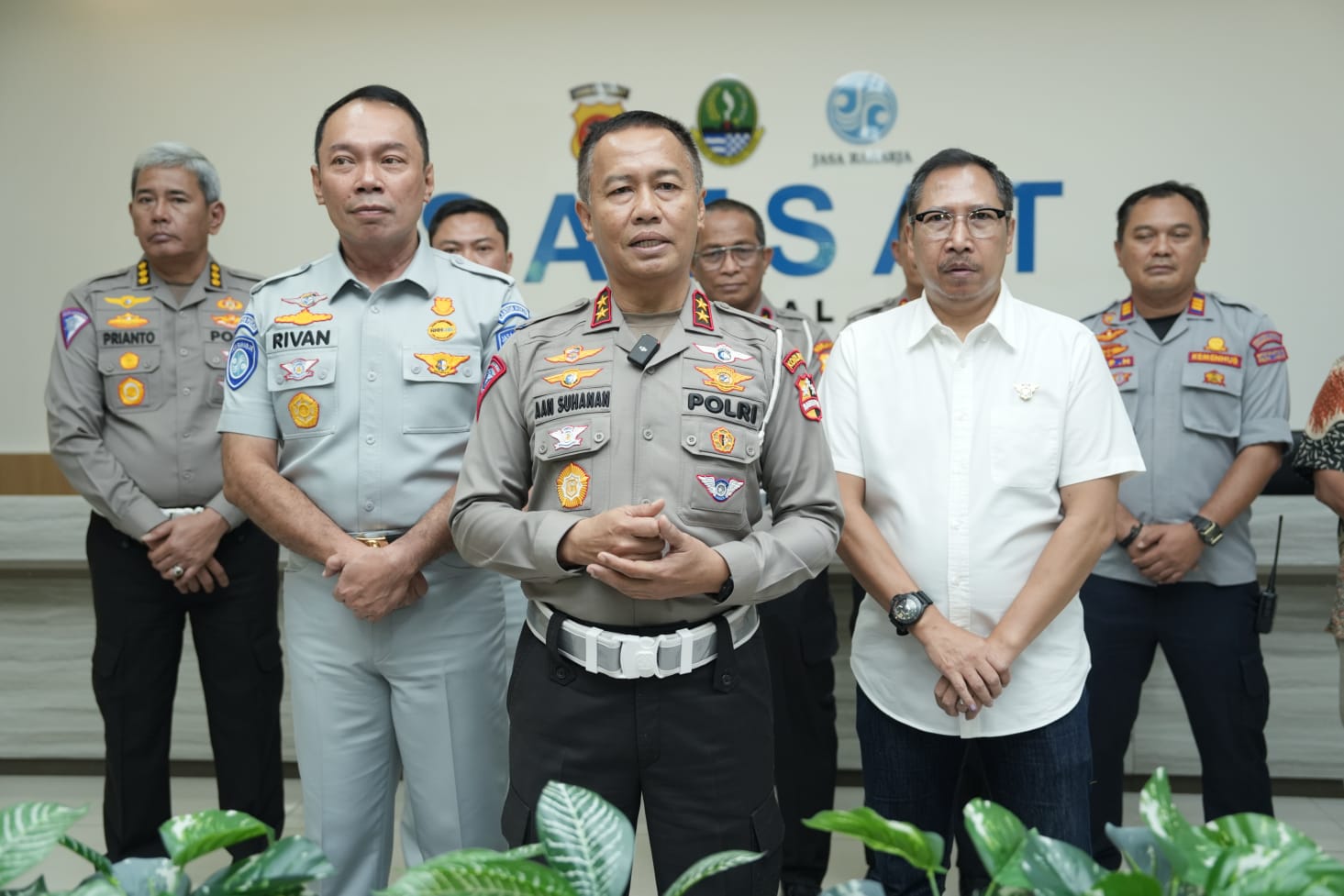 Kakorlantas Polri Irjen Pol Aan Suhanan didampingi Dirregident Korlantas Polri Brigjen Pol Yusri Yunus mengunjungi Samsat Digital Terminal Leuwipanjang, pada Jumat (16/2/2024). (Istimewa) - Image