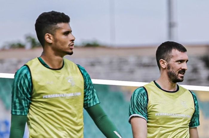 TEMBOK TEBAL: Duet Dusan Stevanovic dan Yan Victor jadi andalan di lini belakang Persebaya Surabaya asuhan Paul Munster. (Persebaya Surabaya) - Image