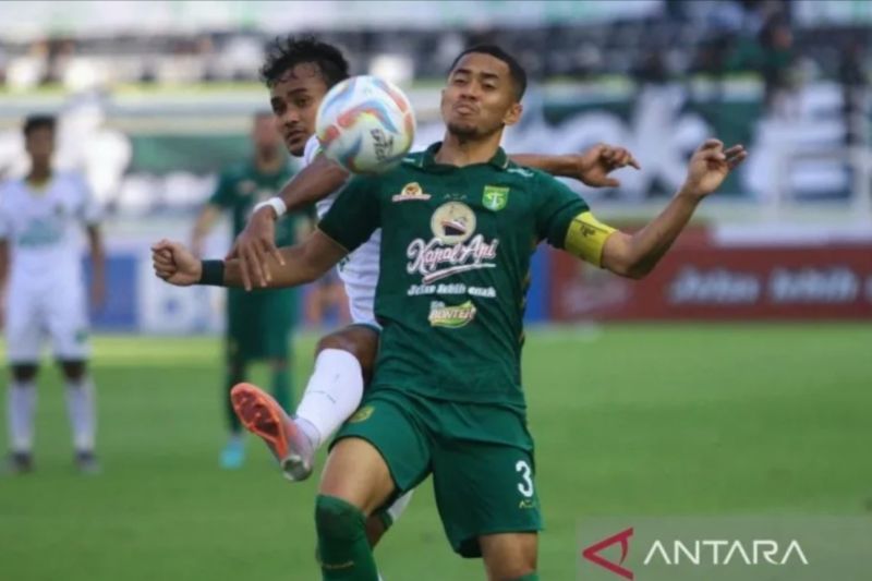 Pemain Persebaya Surabaya Reva Adi Utama (kanan) berebut bola dengan pemain Persikabo 1973 saat pertandingan pekan keenam Liga 1. (ANTARA) - Image
