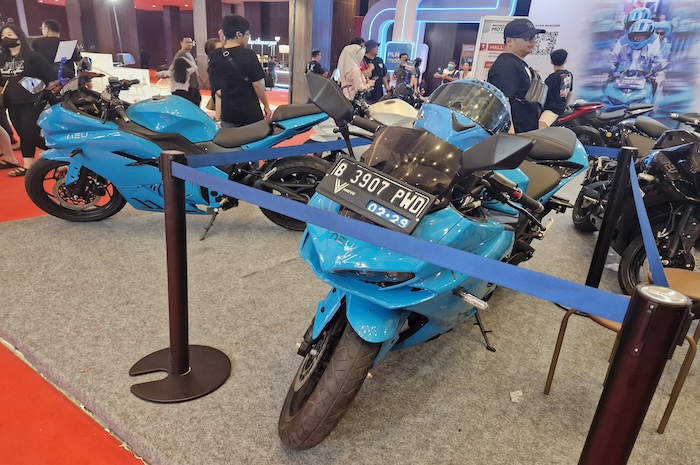 Motor listrik yang ditunggangi Gibran Rakabuming ditampilkan di IIMS 2024. (RianAlfianto/JawaPos.com). - Image