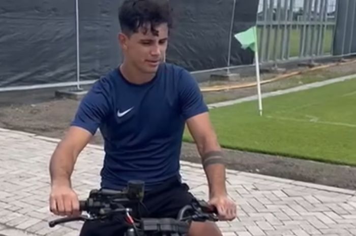 AKSI KOCAK: Aksi kocak Bruno Moreira jadi momen menambah keakraban pemain Persebaya Surabaya di luar lapangan. (Instagram PersebayaFans.27) - Image