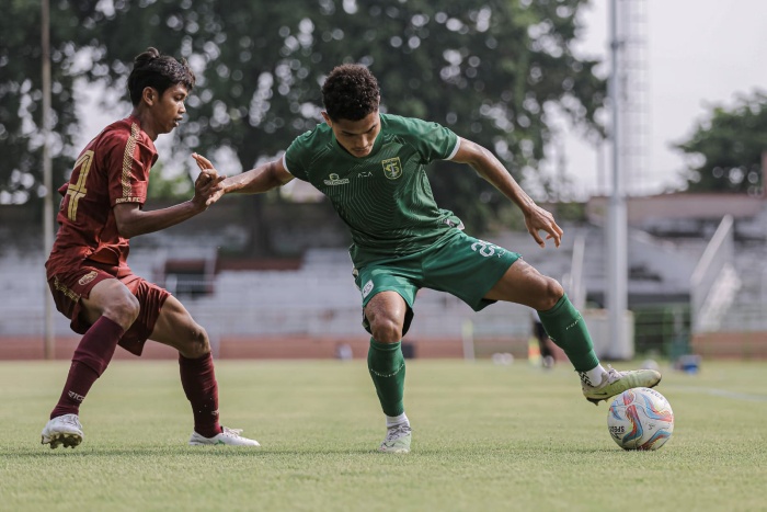MONCER: Mikael Tata semakin matang di laga uji coba Persebaya Surabaya menghadapi Raka FC untuk gantikan posisi Reva Adi Utama. (Persebaya Surabaya) - Image