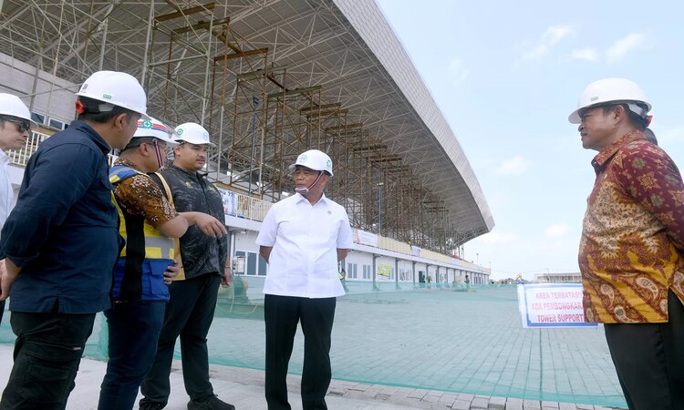 Pj Gubsu Hassanudin mendampingi Menko PMK, Muhadjir Effendy dan Menpora Dito Ariotedjo meninjau progres pembangunan Sumut Sport Centre di Desa Sena, Batangkuis, Deli Serdang (sumber: Metro Daily) - Image