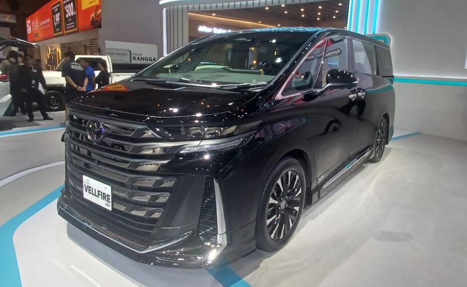 Toyota All New Vellfire Hybrid meluncur di IIMS 2024. (Foto: Dony) - Image