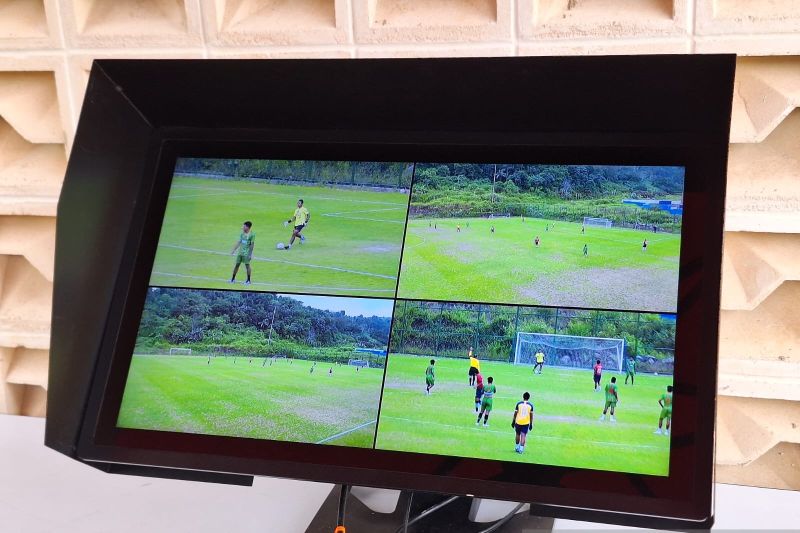Monitor Video Asisstent Referee (VAR) yang digunakan oleh wasit utama dalam pertandingan uji coba. - Image
