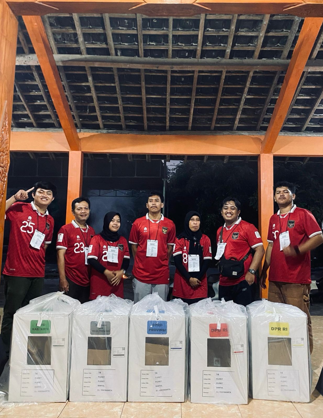 Anggota KPPS di salah satu TPS Kabupaten Bantul melakukan aksi pakai dresscode jersey Timnas Indonesia saat bertugas./Alvin Fahrizal Bayyuni - Image