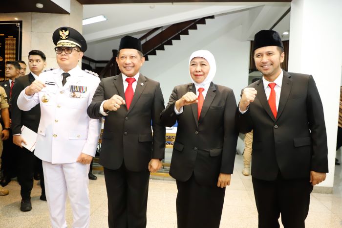 Khofifah Indar Parawansa hadiri pelantikan Sekretaris Daerah Provinsi Adhy Karyono sebagai Penjabat (Pj) Gubernur Jawa Timur, Jumat (16/2). - Image