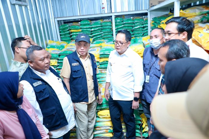 Pj Gubernur Jatim Adhy Karyono meninjau stok bahan pangan di Surabaya dan Sidoarjo, Sabtu (17/2). - Image