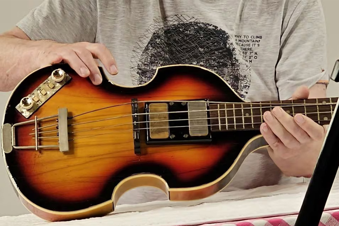 Gitar bass milik Paul McCartney yang telah ditemukan kembali, sejak hilang 51 tahun lalu pada 1972. - Image