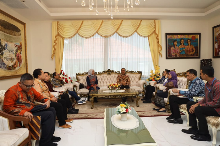 Menaker Ida Fauziyah melakukan pertemuan dengan Duta Besar Republik Indonesia untuk Kerajaan Thailand Rachmat Budiman, Sabtu (17/2) waktu setempat. - Image