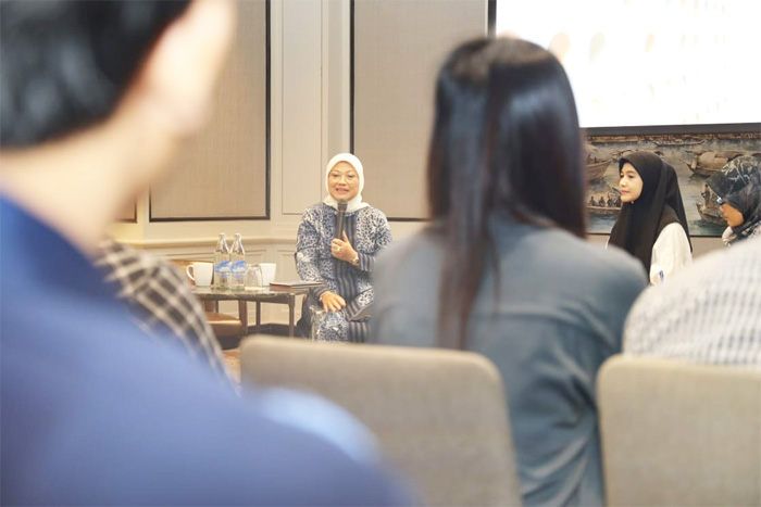Menaker Ida Fauziyah saat berdialog dengan pekerja Indonesia yang tengah magang kerja di Thailand dan meminta mereka memanfaatkan sebaik-baiknya kesempatan mengikuti program pemagangan luar negeri. - Image