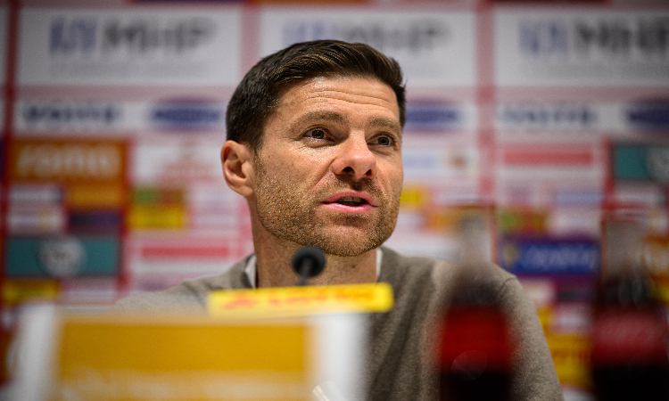 Pelatih Bayer Leverkusen, Xabi Alonso ketika sedang diwawancarai pasca laga kontra Heidenheim pada Sabtu (17/2) kemarin. (Sumber: X @bayer04fussball) - Image